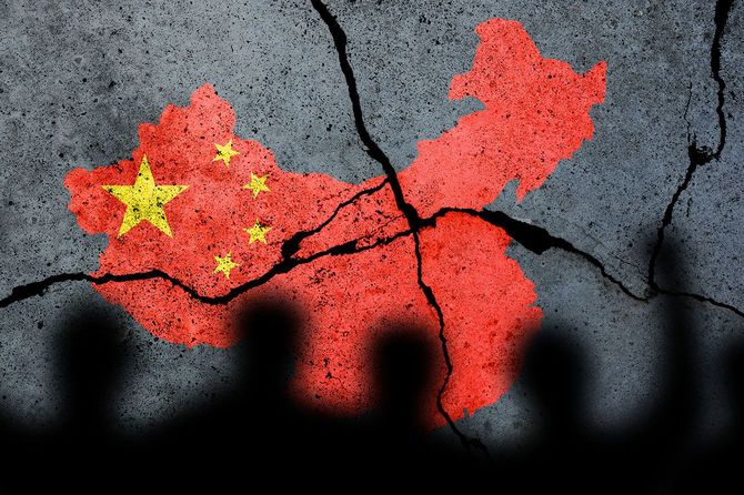 ひびの入った壁に描かれた中国の国旗