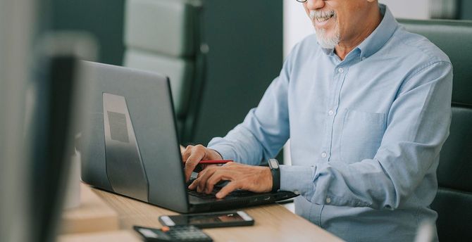 パソコンを操作する男性