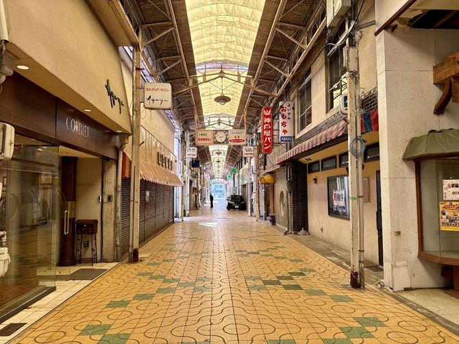 高砂銀座商店街の様子。営業している店舗もあるが、シャッターや売物件の掲示が目立つ