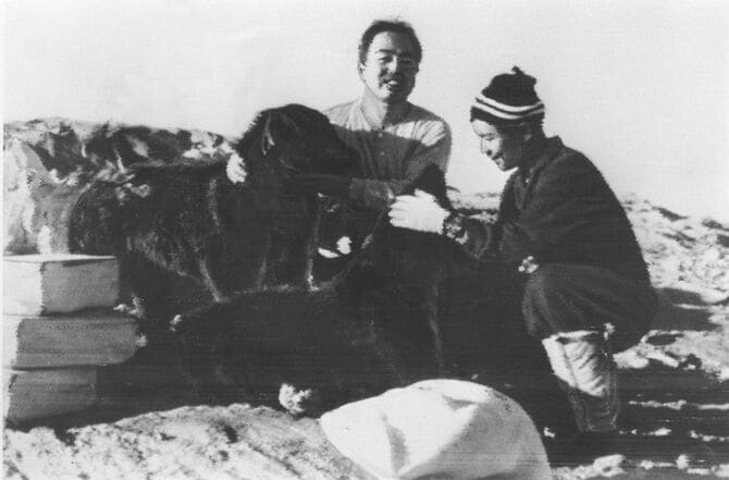再会したタロとジロを抱き寄せる南極観測隊員
