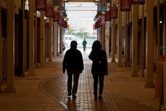 閑散とした沖縄の商店街。