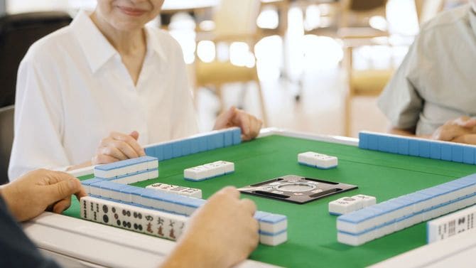 介護施設で麻雀をする高齢者