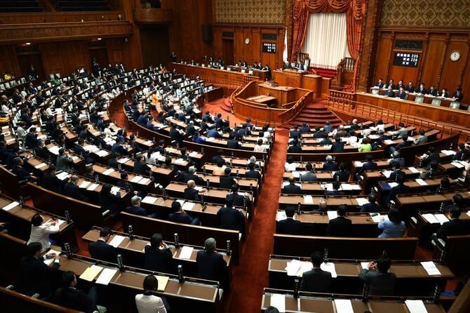 選挙ポスターに品位保持などを求める改正公職選挙法が可決、成立した参院本会議=2025年3月26日、国会内