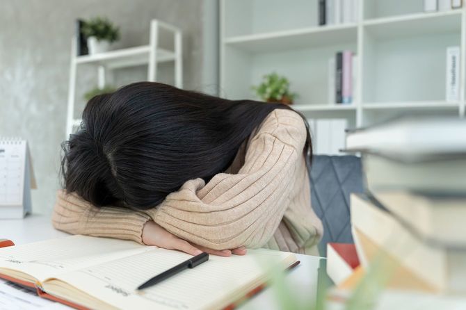 勉強に不安を抱える女性