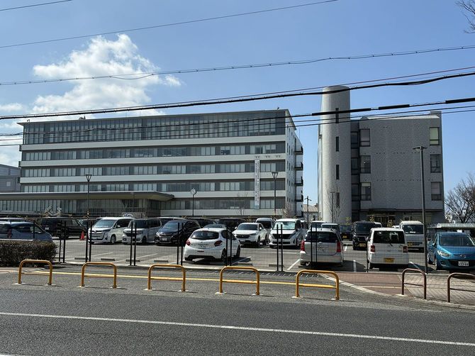 貝塚市役所に併設する大阪府貝塚子ども家庭センター（右）