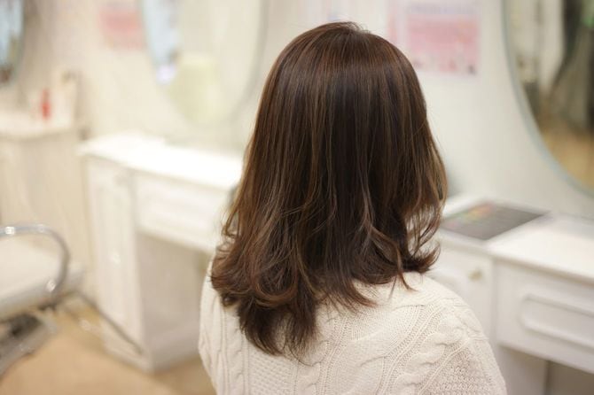 美容室でセット後の女性の後ろ姿