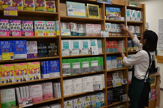 ジュンク堂池袋本店8階の語学書コーナー。面陳の売れ筋本を整理する神山葉氏。