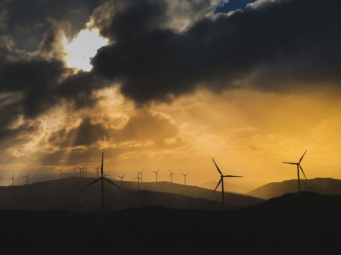 日の出時の風力タービン