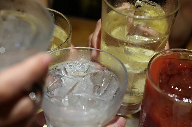 さまざまな種類のアルコールで乾杯する