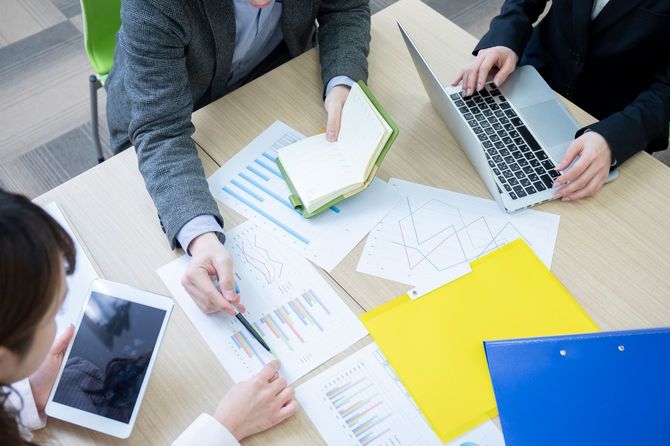 会議室で話し合っている様子