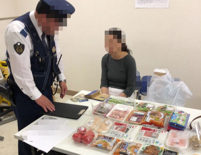 事情聴取時に机に並べられた大量の商品