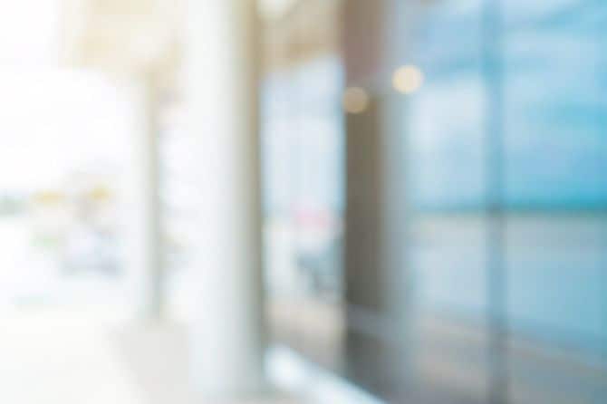 ガラス張りの窓のぼやけたイメージ