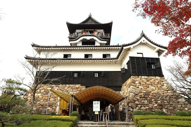 三重四階地下二階の犬山城天守