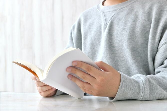 リビングルームで本を読む子供