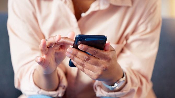 スマホを操作する女性