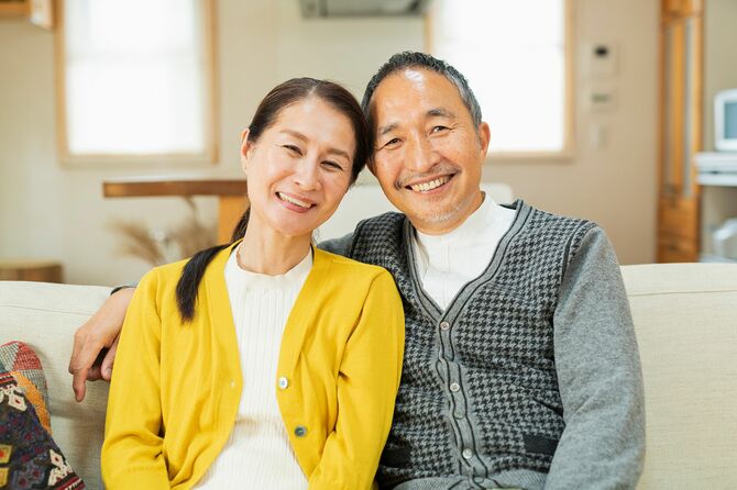 リビングでくつろぐ老夫婦