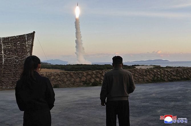 2026年10月3日、北朝鮮東部で行われた中距離戦略ミサイルの発射訓練を視察する金正恩朝鮮労働党総書記（右）と娘