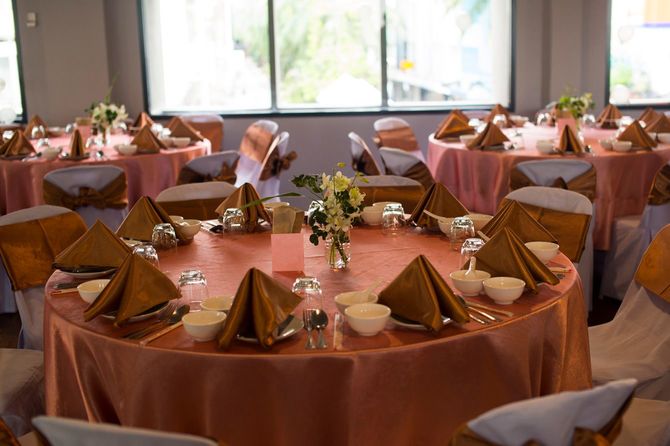 ホテルの宴会場にあるセットされた円卓