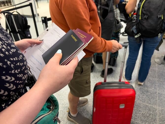 空港の列に並ぶ