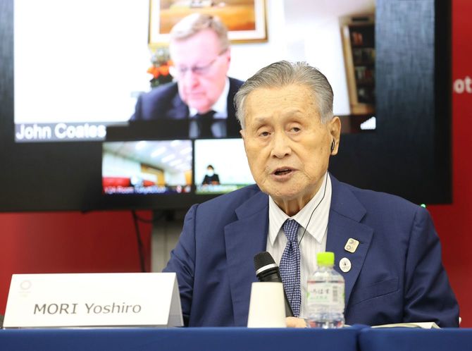 IOC調整委員会との会合終了後、記者会見であいさつする東京五輪・パラリンピック組織委員会の森喜朗会長。奥はジョン・コーツIOC副会長＝2020年9月25日、東京都中央区［代表撮影］