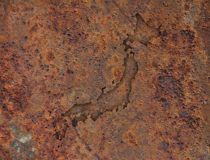 錆びた金属に浮かぶ日本地図