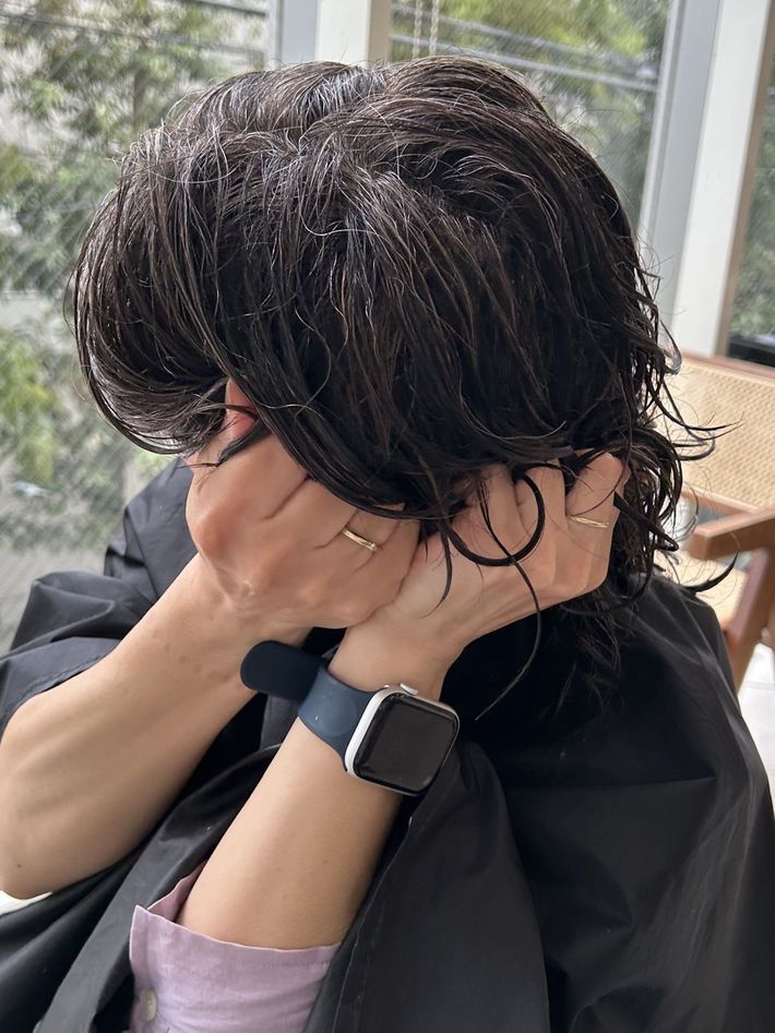 髪を両手の平で毛先から包み込むようにすくいあげ、やさしく「ギュ、ギュ、ギュ」と手の中でもみ込む「スクランチング」。