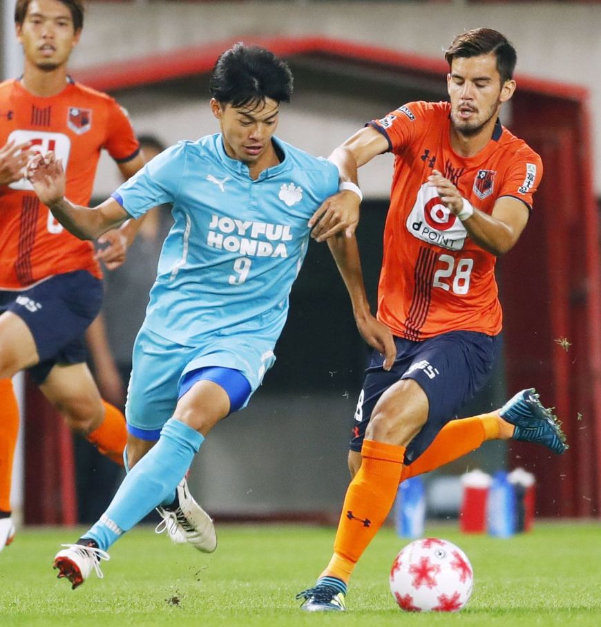 2017年のサッカー天皇杯4回戦、筑波大vs.大宮、競り合う筑波大の三笘選手と大宮・長谷川選手