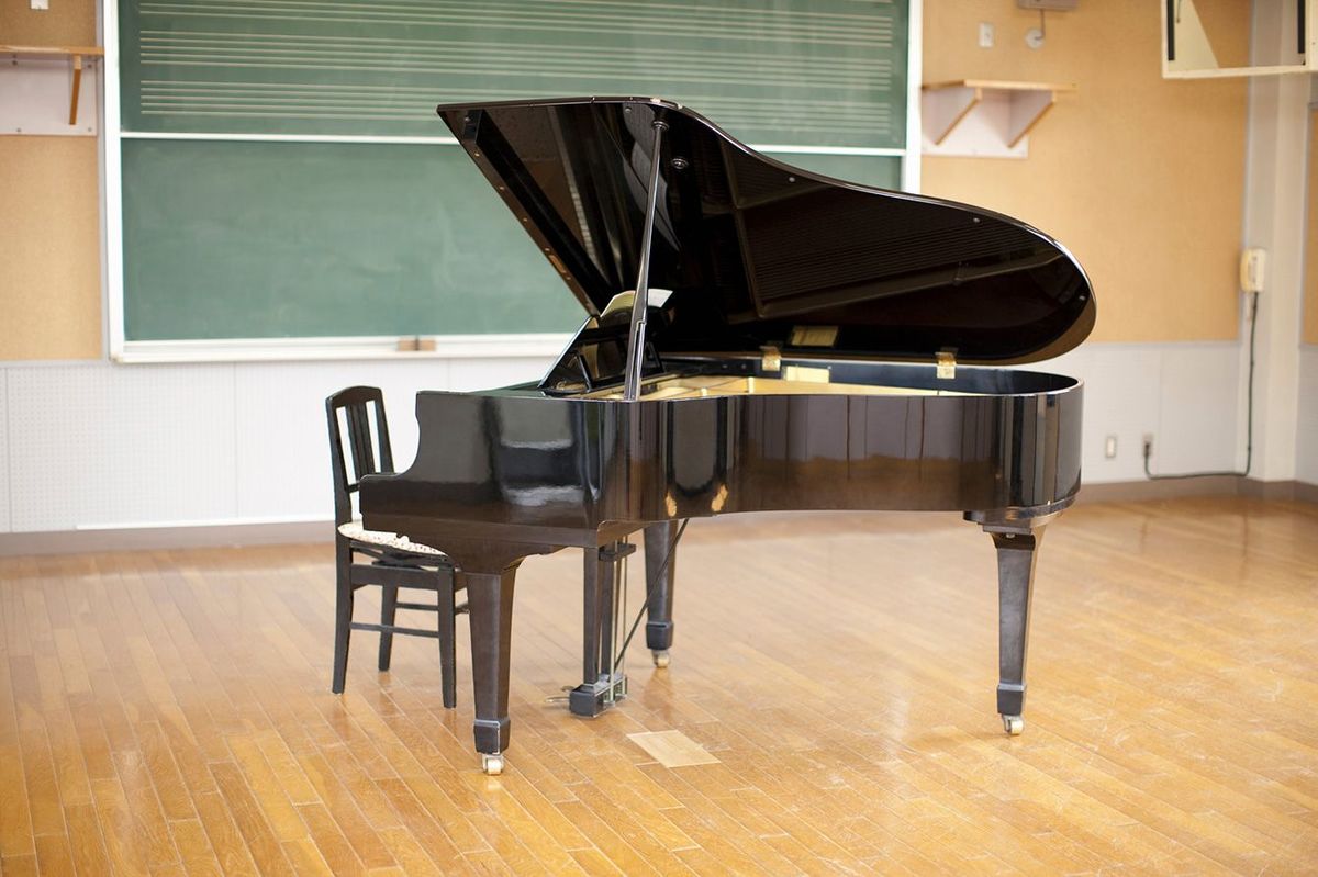 学校の音楽室のピアノ