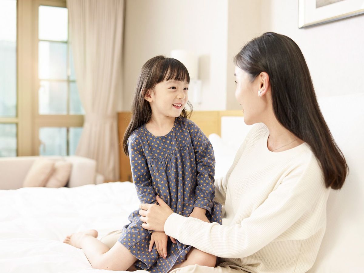 子どもと話をする母親