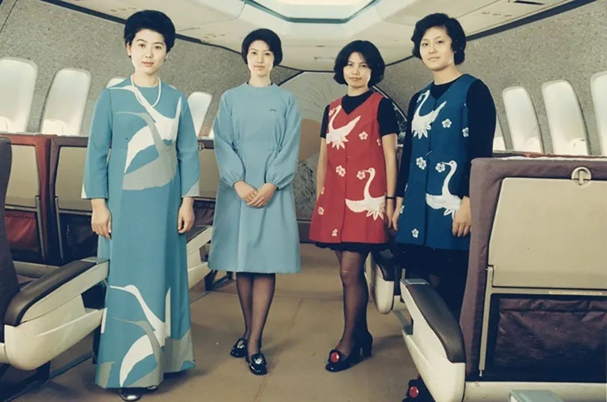 JAL公式絵葉書より。ジャンボジェットのファーストクラスに集まる客室乗務員（1970年代）。