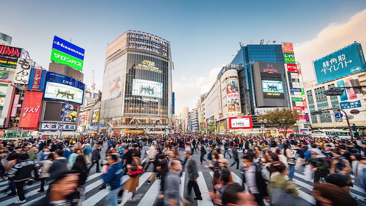 渋谷のスクランブル交差点を横断する人々