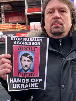 NYのタイムズスクエア周辺で行われたロシアによるウクライナ軍事侵攻に抗議する人々