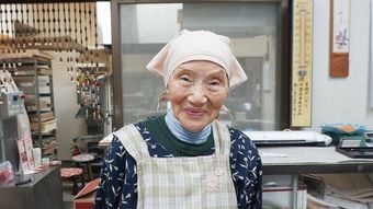 夫を30代で亡くした女性は､店に70年立ち続ける…｢1日500本のみたらし団子｣を売る97歳がノートに刻む言葉