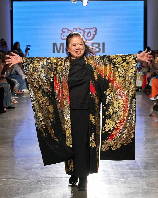 世界のファッションショーで喝采を浴びる池田さん。