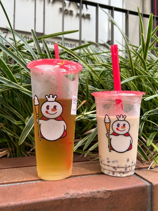 高山四季春(100円、左)と小豆ミルクティー(360円、右)。ミルクティー系も他チェーンの半分程度の価格。