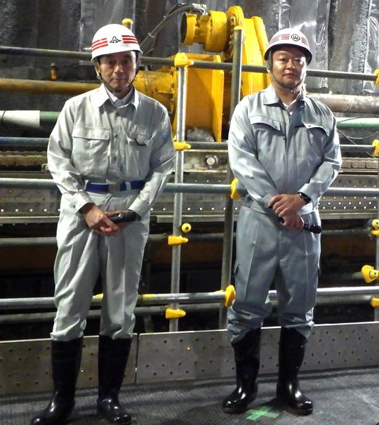 地下約900メートル地点の広川原先進坑を視察した長崎、鈴木の両知事