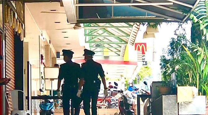 マレーシアの首都クアラルンプール市内で警戒にあたる警察官