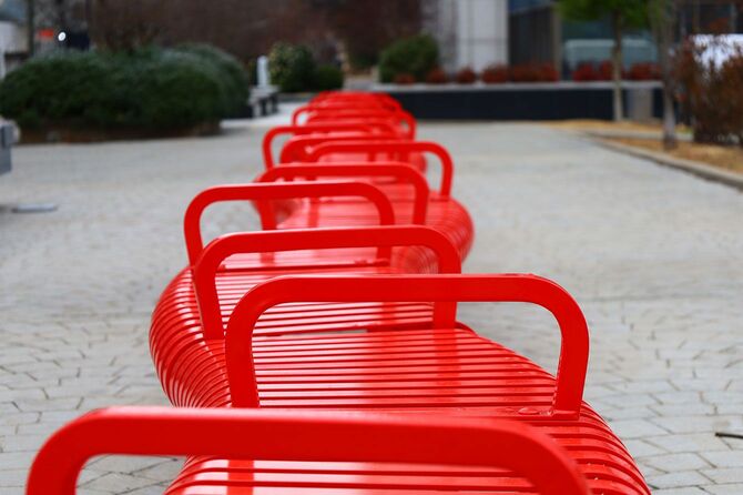 仕切りのある赤いベンチ