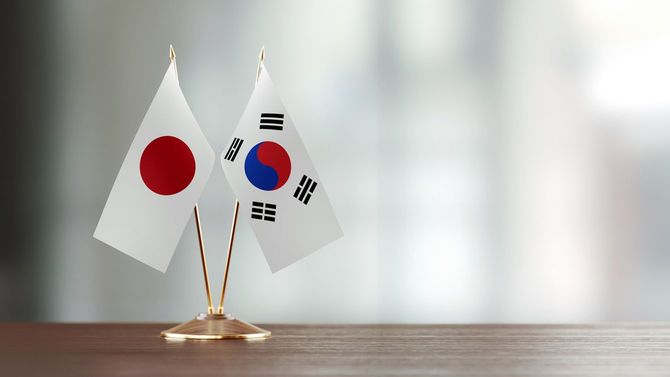 机に置かれた日本と韓国の国旗ペア