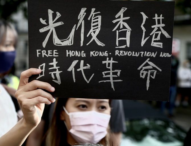 中国共産党100周年記念式典を受け、イギリス・ロンドンの中国大使館前で抗議活動を行う香港市民ら＝2021年7月1日