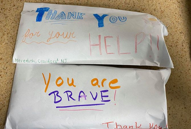 地元の子どもたちから届いた手紙。「あなたたちは本当に勇敢です」と感謝がつづられている