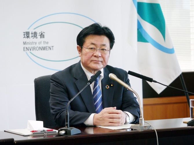 西村明宏環境相（当時）「GX賦課金は炭素税である」と記者会見で公式に認めた＝2022年12月27日、東京・霞が関の環境省