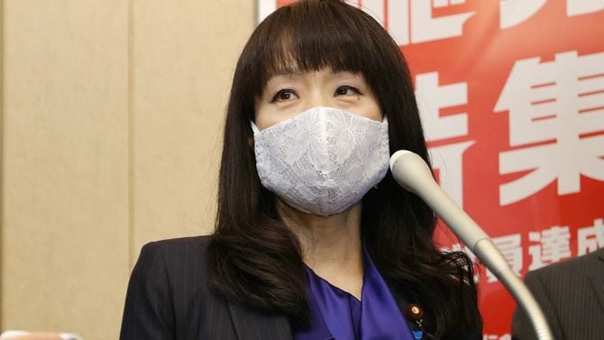 記者団の取材に応じる自民党の杉田水脈衆院議員=2020年9月30日、東京・永田町の同党本部