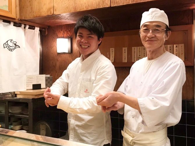 堀川大将と並んで握りのポーズをする寿司リーマンさん