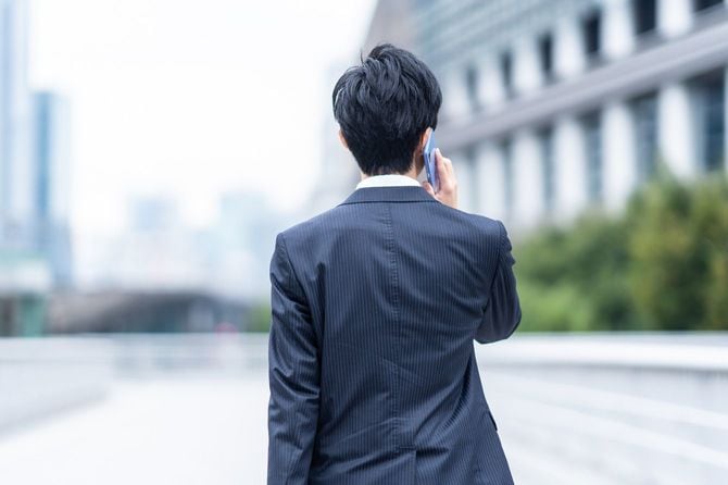 ビジネス街を歩くスーツ姿の男性