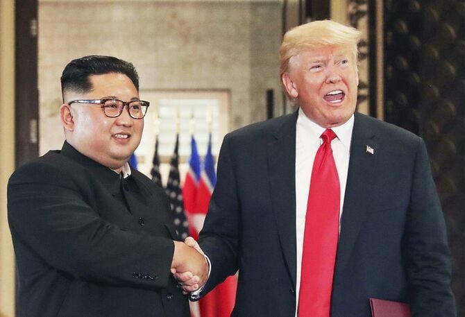 2018年6月、米朝首脳会談の共同声明の署名式で握手する北朝鮮の金正恩朝鮮労働党委員長(左)とトランプ米大統領