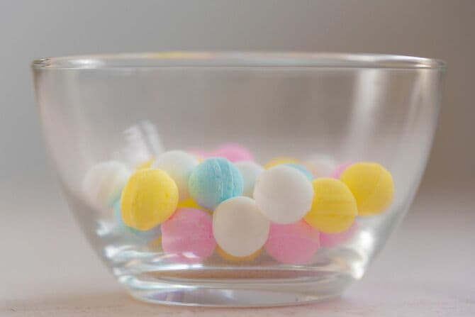 ボウルに入ったラムネ菓子