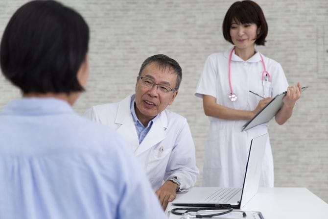 医療従事者と会話をする患者