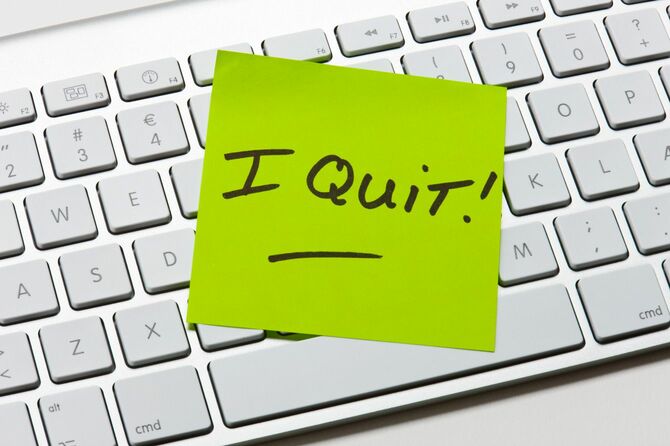 キーボードの上に"I Quit!"と書かれたメモ