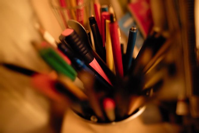 ペン立てに入れたたくさんのペン